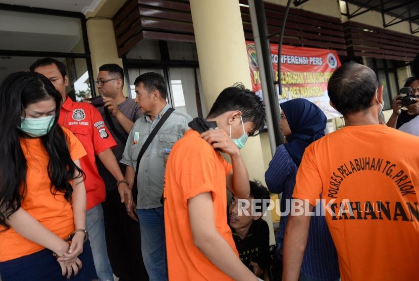 Pengungkapan Artis Nyabu. Penyanyi Aris Idol atau JR (kedua kiri) dihadirkan bersama empat rekan saat rilis di Polres Pelabuhan Tanjung Priok, Jakarta, Rabu (16/1/2019).