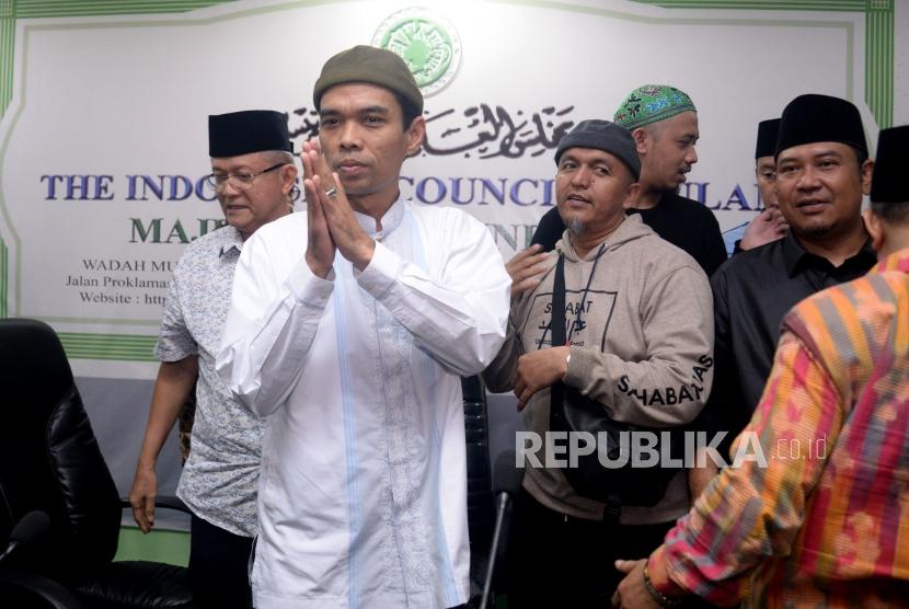 Ustaz Abdul Somad (UAS) didampingi pengurus MUI usai memberikan keterangan kepada wartawan saat memenuhi undangan MUI di Jakarta, Rabu (21/8).