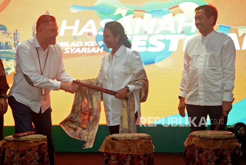 Menteri BUMN Rini Soemarno (tengah) berjabat tangan bersama Direktur Utama BNI Syariah Abdullah Firman Wibowo (kiri) dan Direktur Utama Angkasa Pura II Muhammad Awaluddin (kanan) saat membuka acara Hasanah Festival di Halal Park Terminal 3 Bandara Soekarno Hatta, Tangerang, Banten, Jumat, (28/6).