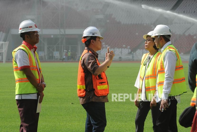 Inasgoc chairman Erick Thohir (center) explains progress of GBK Main Stadium renovation progres to Finance minister Sri Mulyani (two at right) and chief of Creative Economy Agency Triawan Munaf (right) on Thursday (November 23).