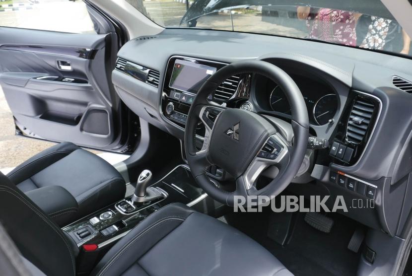 Mitsubishi Outlander PHEV model SUV plug-in hybird