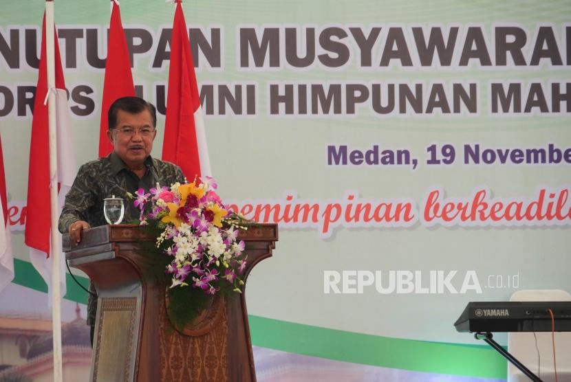 Wakil Presiden Republik Indonesia Jusuf Kalla menyampaikan arahannya pada acara penutupan Munas ke-X Korps Alumni Himpunan Mahasiswa Islam (KAHMI) di Medan, Ahad (19/11).