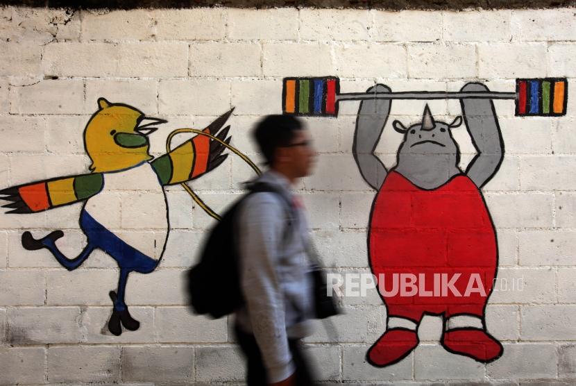 Murals of Asian Games mascots, Bhin Bhin (Cendrawasih/bird-of-paradise), Atung (Bawean deer), and Kaka (One-horned rhinoceros) at Jati Padang Utara, Pasar Minggu, South Jakarta, Tuesday (May 8).