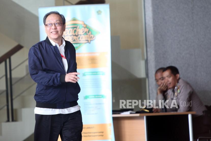 Pengusaha Made Oka Masagung bersiap untuk menjalani pemeriksaan di Gedung KPK, Jakarta, Senin (20/11).