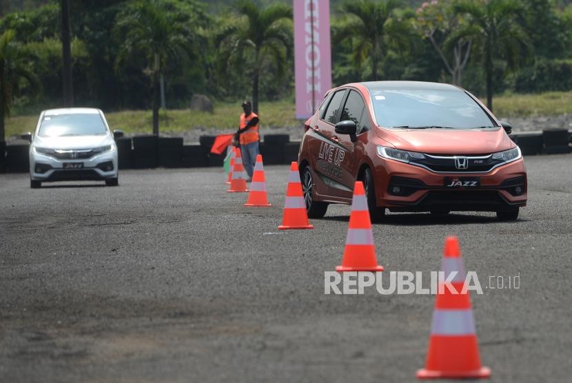 Kampanye Keselamatan Berkendara Honda. Pelatihan keamanan berkendara menggunakan Honda Jazz saat  pelatihan keamanan berkendara di Sirkuit Internasional Sentul, Jawa Barat, Ahad (15/7).