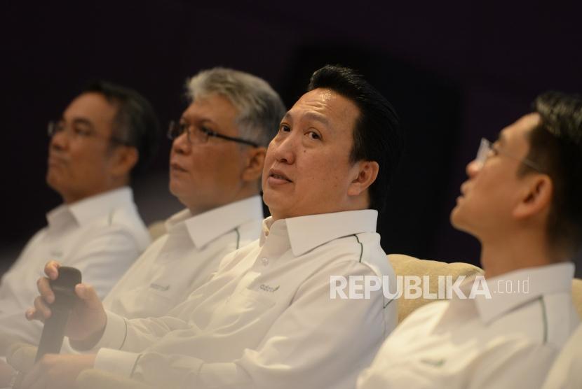 Presiden Direktur & Chief Executive Officer Adaro Energy Garibaldi Thohir (kedua kanan) memberikan paparan kepada wartawan usai RUPST Adaro di Jakarta, Senin (23/4).