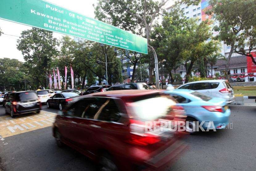 Sejumlah kendaraan roda empat melintas saat penerapan sistem ganjil-genap di Kawasan Jalan Medan Merdeka Barat, Jakarta, Senin (20/8).