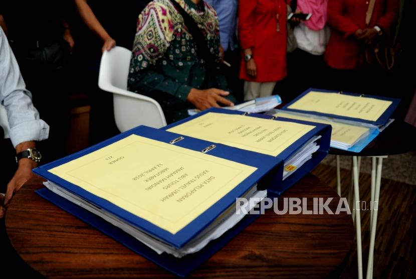BErkas pelaporan  yang dibawa oleh korban jamaah Abu Tours saat membuat pelaporan ke Bareskrim Polri, Jakarta, Kamis (12/4).