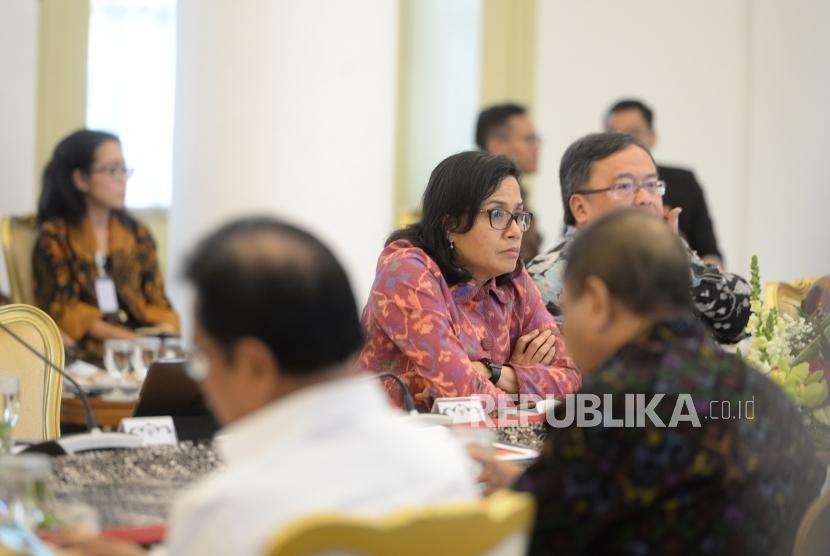 Pembahasan RAPBN 2019. Menkeu Sri Mulyani mengikuti Sidang Kabinet Paripurna membahas RAPBN Tahun Anggaran 2019 di Istana Kepresidenan Bogor, Jawa Barat, Rabu (18/7).