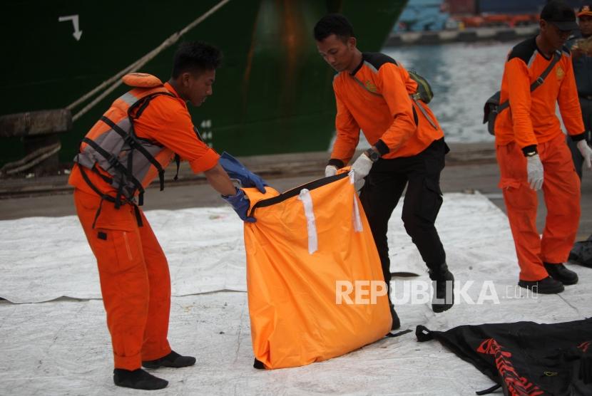 Petugas mengangkat puing dan korban pesawat Lion Air JT-610 di Pelabuhan Tanjung Priok, Jakarta, Senin (5/11).