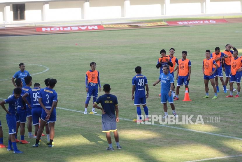 Pemain PSIM Yogyakarta berlatih di kandang di Stadion Mandala Krida, Yogyakarta.