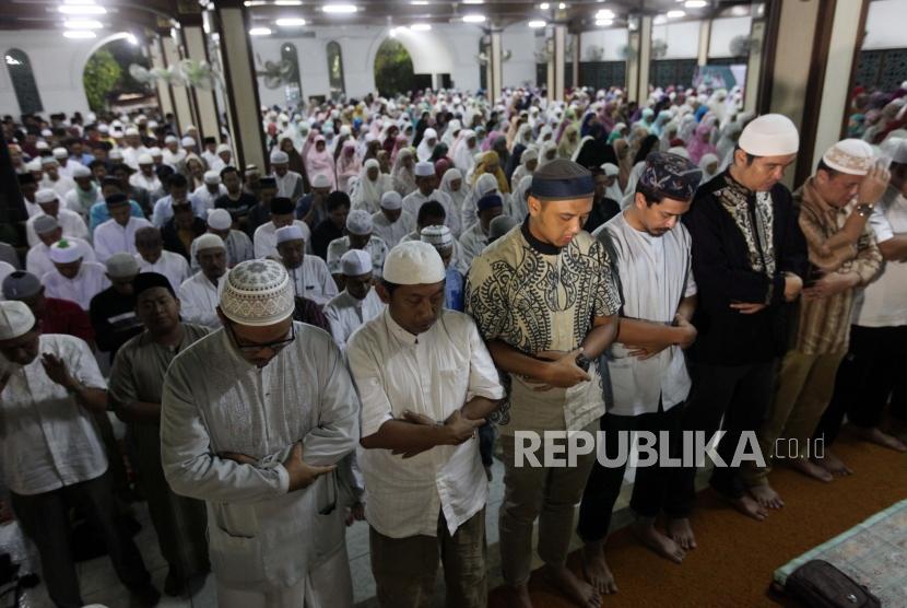 Umat muslim melakukan shalat subuh berjamaah (Ilustrasi)