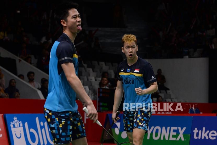 Ekspesi pasangan ganda putra Indonesia Marcus Fernaldi Gideon-Kevin Sanjaya Sukamuljo saat melawan pasangan ganda putra Jerman Mark Lamsfuss-Marvin Emil Seidel dalam babak pertama Daihatsu Indonesia Master 2019 di Istora Senayan, Jakarta, Rabu (23/1).