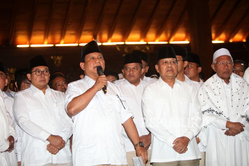 Ketua Umum Partai Gerindra Prabowo Subianto (kedua kiri) didampingi Mayjen (Pur) Sudrajat (kedua kanan) bersama jajaranya memberikan keterangan kepada media saat konferensi pers Pengumuman Calon Gubernur Jawa Barat pada Pilkada 2018, Padepokan Garudayaksa, Hambalang, Bogor, Jawa Barat, Sabtu (9/12).