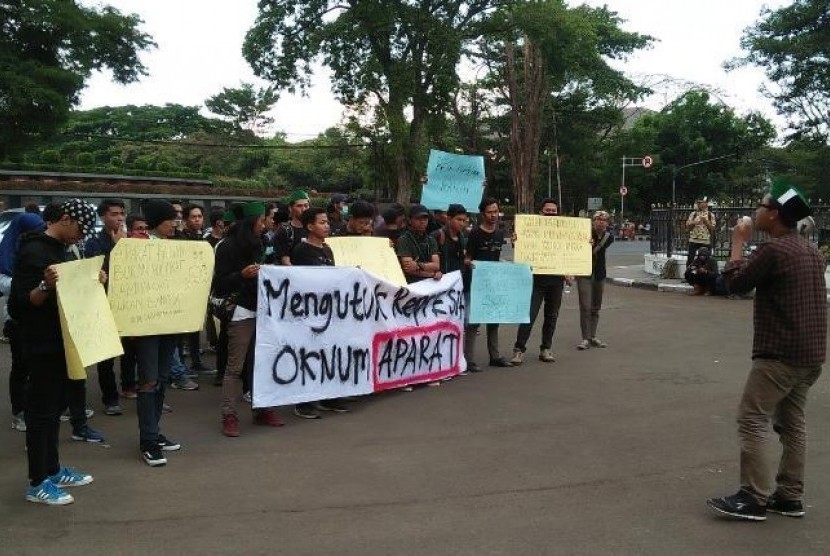  Sejumlah mahasiswa yang tergabung dalam Himpunan Mahasiswa Islam (HMI) Jawa Barat menggelar unjuk rasa di halaman Gedung Sate, Jalan Diponegoro, Kota Bandung, Selasa (1/10).