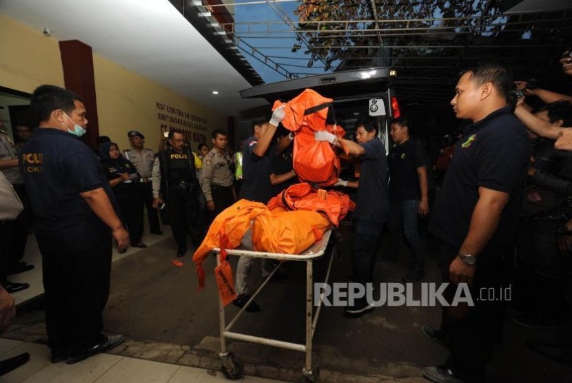 Petugas Forensik Rumah Sakit Polri membawa jenazah korban ledakan petasan di Rumah Sakit Polri, Kramat Jati, Jakarta Timur, Kamis, (26/10).