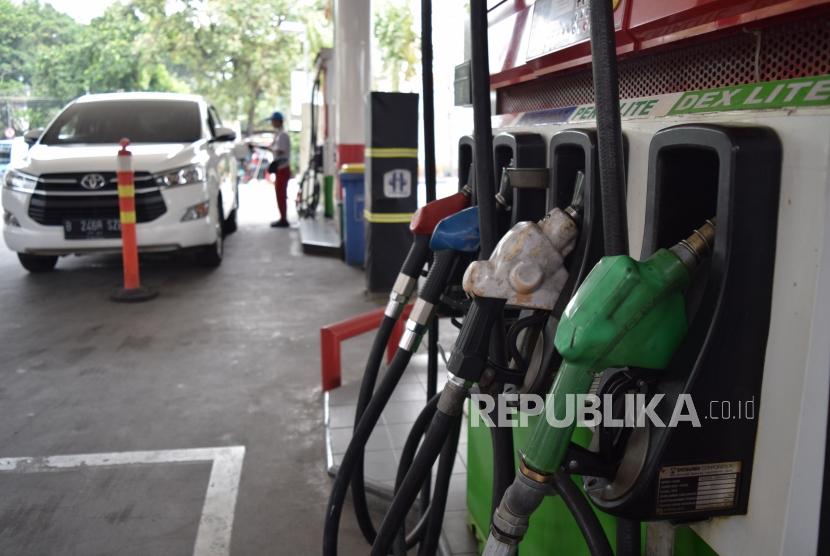 Petugas mengisi BBM jenis Pertamax pada kendaraan konsumen di SPBU Abdul Muis, Jakarta, Kamis (1/11).