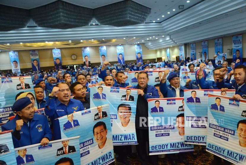 Wakil Gubernur Jawa Barat Deddy Mizwar yang juga kandidat Gubernur Jawa Barat bersama para kader Partai Demokrat pada acara Silaturahmi dan Konsolidasi Pengurus DPD Partai Demokrat Jawa Barat Periode 2017-2022 di Hotel Horison, Kota Bandung, Selasa (5/12).