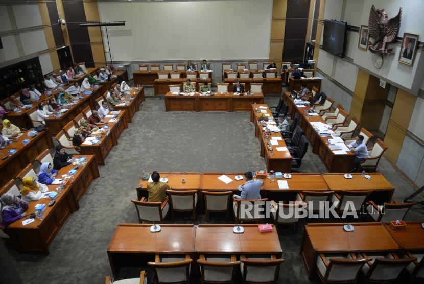 Pansus Frist Travel. Jamaah korban penipuan First Travel melakukan rapat dengar pendapat umum (RDPU) bersama Komisi III DPR RI di Komplek Parlemen Senayan, Jakarta, Selasa (3/4).