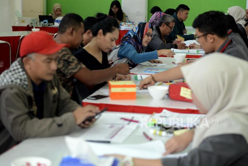 Warga melakukan verifikasi pendaftar kredit dan pemilihan unit Program Samawa Rumah DP 0 Rupiah di Rusunami Klapa Village, Jakarta, Ahad (28/7).