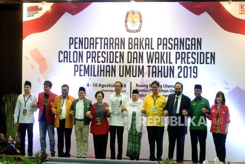 Pendaftaran Calon Presiden Jokowi. Pasangan Capres-Cawapres Joko Widodo dan Maruf Amin (tengah) berfoto bersama partai pendukung usai menyerahkan berkas pendaftaran kepada KPU di KPU Pusat, Jakarta, Jumat (10/8).