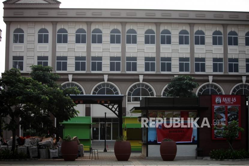 Tanda Penyegelan terlihat disalah satu bangunan di Reklamasi Pulau D, Teluk Jakarta, Kamis (7/6).