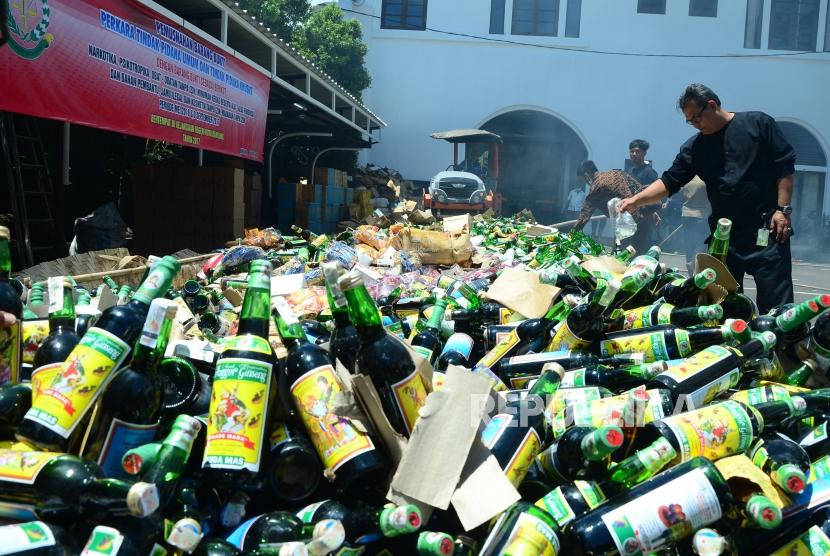 Polisi Musnahkan 15 Ribu Liter Miras di Gorontalo. Foto ilustrasi.