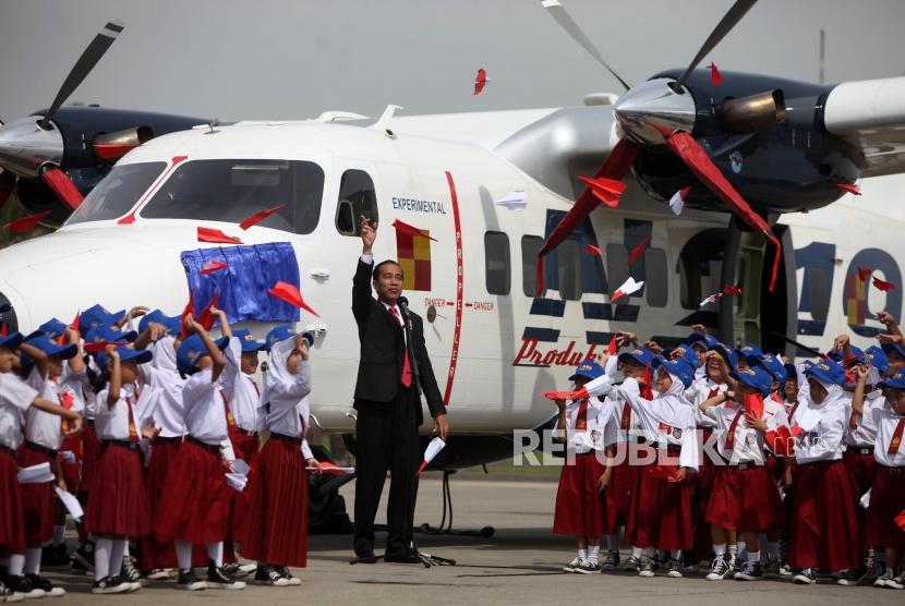 President Joko Widodo threw a paper plane with elementary school students during the ceremony to name the N219 Aircraft. President decided to name the aircraft Nurtanio, taken from the name of Air Vice Marshal Nurtanio Pringgodisuryo.