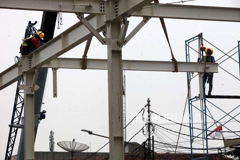 Sejumlah pekerja memasang pondasi pembangunan jembatan penyeberangan multiguna atau skybridge di kawasan Tanah Abang, Jakarta, Jumat (24/8).