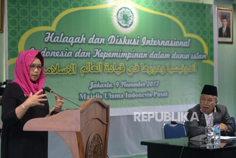 Menlu Retno Marsudi memberikan sambutan disaksikan Ketua Bidang Hubungan Luar Negeri MUI Muhyiddin Junaidi saat Halaqah dan Diskusi Internasional dengan tema Indonesia dan Kepemimpinan Dalam Dunia Islam di Kantor MUI, Jakarta, Kamis (9/11). 