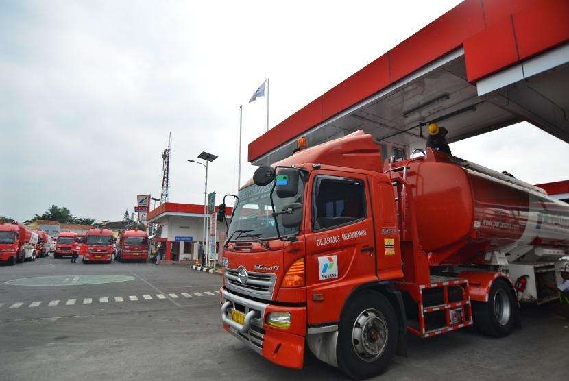 Petugas Pertamina mengisi BBM ke dalam truk tangki untuk didistribusikan ke SPBU di terminal BBM Pertamina Kota Tasikmalaya, Jawa Barat, Senin (2/7).