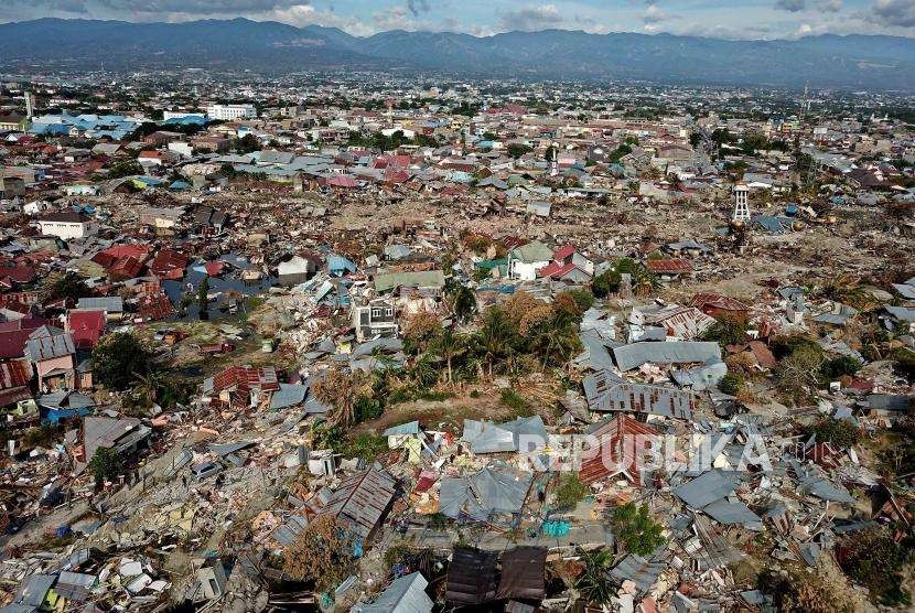 Tim SAR gabungan melakukan proses evakuasi korban di Perumnas Balaroa, Palu, Sulawesi Tengah, Ahad (7/10).