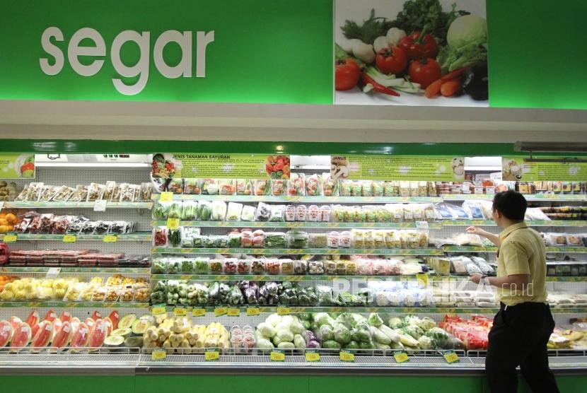 Seorang petugas memeriksa barang-barang berupa sayuran, buah-buahan dan makanan olahan di sebuah supermarket di Kota Bandung, Rabu (20/12). Gabungan Pengusaha Makanan dan Minuman (Gapmmi) optimistis penjualan makanan pada tahun ini mulai mengalami pemulihan. 