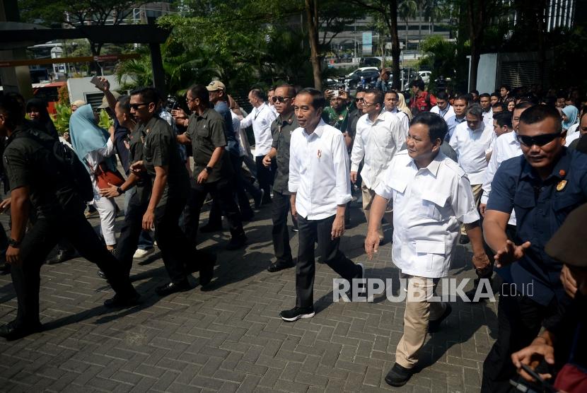 Presiden Joko Widodo dan Ketua Umum Partai Gerindra Prabowo Subianto berjalan menuju pusat perbelanjaan FX Jakarta, Sabtu (13/7).