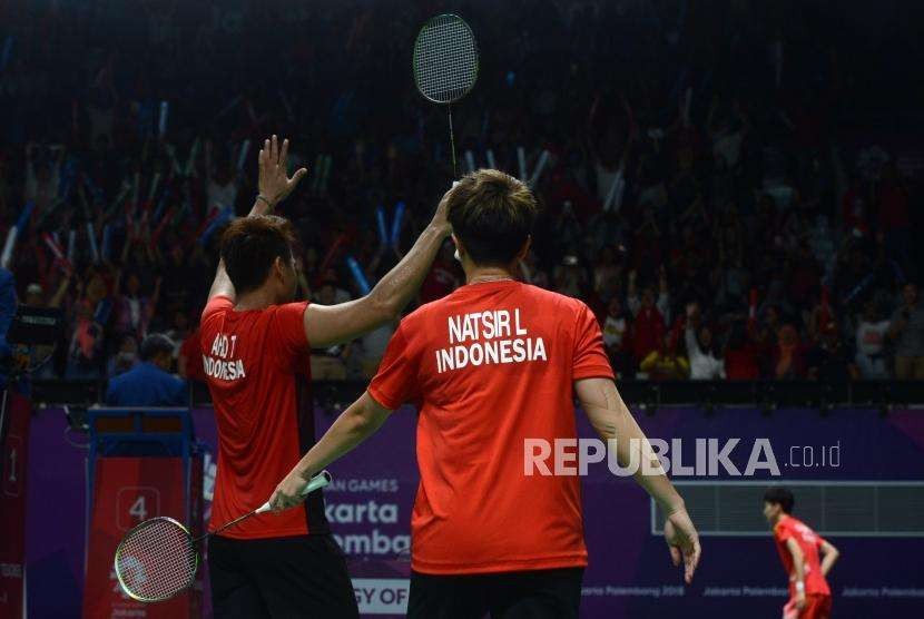 Pebulu Tangkis Indonesia Tontowi Ahmad dan Liliyana Natsir usai menang melawan pebulu tangkis Hongkong Lee Chun Hei Reginald dan Chau Hoi Wa pada babak perempat final cabang olahraga bulu tangkis kategori ganda Asian Games 2018 di Istora Senayan, Jakarta, Sabtu (25/8).