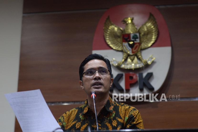 Juru bicara Komisi Pemberantasan Korupsi (KPK), Febri Diansyah memberikan keterangan dalam konferensi pers  terkait penetapan tersangka kasus  di Jakarta, Jumat (7/12).