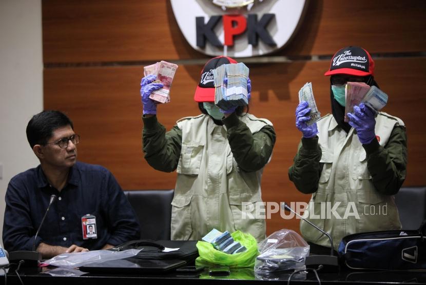 [Ilustrasi] Penyidik KPK disaksikan Wakil Ketua KPK Laode Muhammad Syarif (kiri) memperlihatkan barang bukti hasil operasi tangkap tangan (OTT) terkait fasilitas napi korupsi di Lapas Sukamiskin saat konferensi pers di Gedung KPK, Jakarta, Sabtu (21/7).