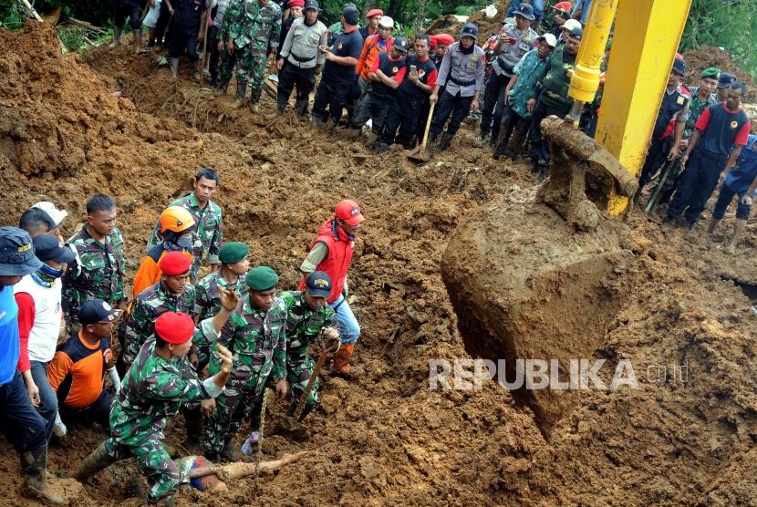 Sejumlah petugas gabungan melakukan evakuasi pencarian korban longsor di Kampung Maseng, Cijeruk, Kabupaten Bogor, Jawa Barat, Selasa (6/2).