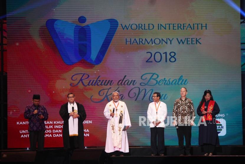 Para pemuka agama melakukan berdoa bersama saat acara World Interfaith Harmony Week 2018 yang bertajuk ‘Rukun dan Bersatu, Kita Satu, di Jakarta Convention Center (JCC), Jakarta, Ahad (11/2).