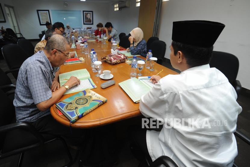Belajar Mengaji. Sejumlah peserta mengikuti kegiatan 30 Menit Bisa Membaca Alquran di Kantor Republika, Jalan Warung Buncit, Jakarta, Sabtu (09/12).