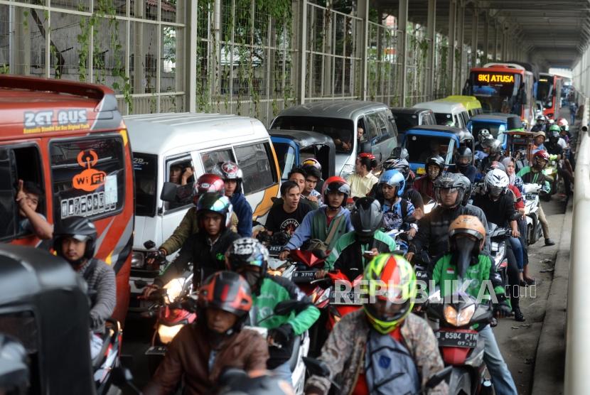 Sejumlah kendaraan terjebak kemacetan di Jalan Jatibaru, Tanah Abang, Jakarta