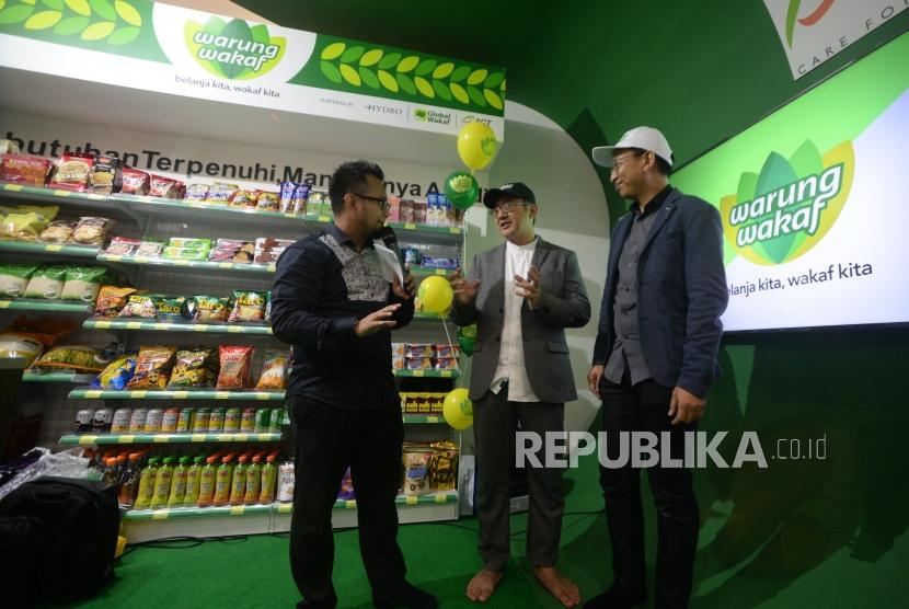 Presiden Global Wakaf, Imam Akbari (tengah) dan Presiden Direktur PT Hydro Perdana Retailindo, Syahru Aryansyah (kanan) menjelaskan konsep warung wakaf saat peluncuran warung wakaf dalam acara Hijrah fest di JCC, Jakarta, Jumat (9/11).