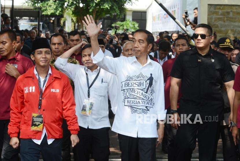Calon Presiden Joko Widodo usai mendaftarkan diri sebagai calon presiden 2019 di Gedung KPU, Jakarta, Jumat (10/8).