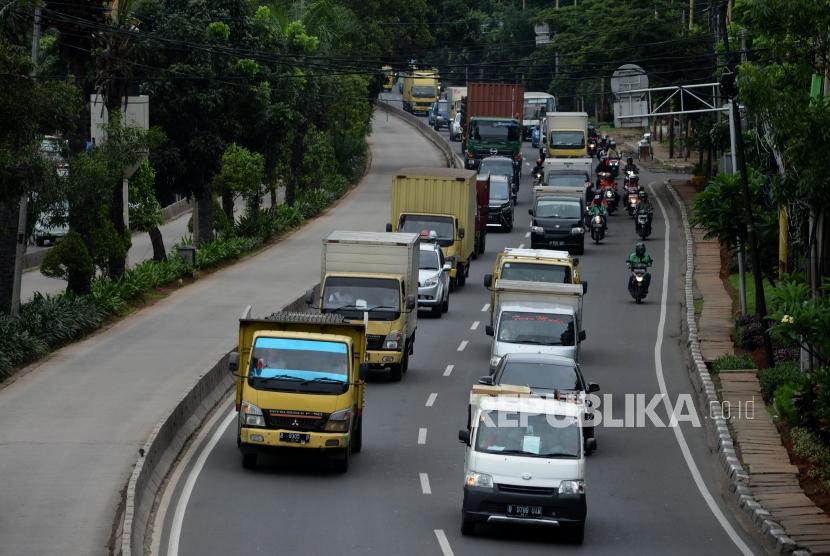 Sejumlah kendaraan melintasi Jalan Daan Mogot, Cengkareng, Jakarta Barat 