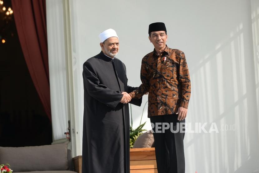 President Joko Widodo (right) and Al-Azhar Grand Sheikh Muhammad Ath-Thayyeb at Merdeka Palace, Jakarta, Monday (April 30). 