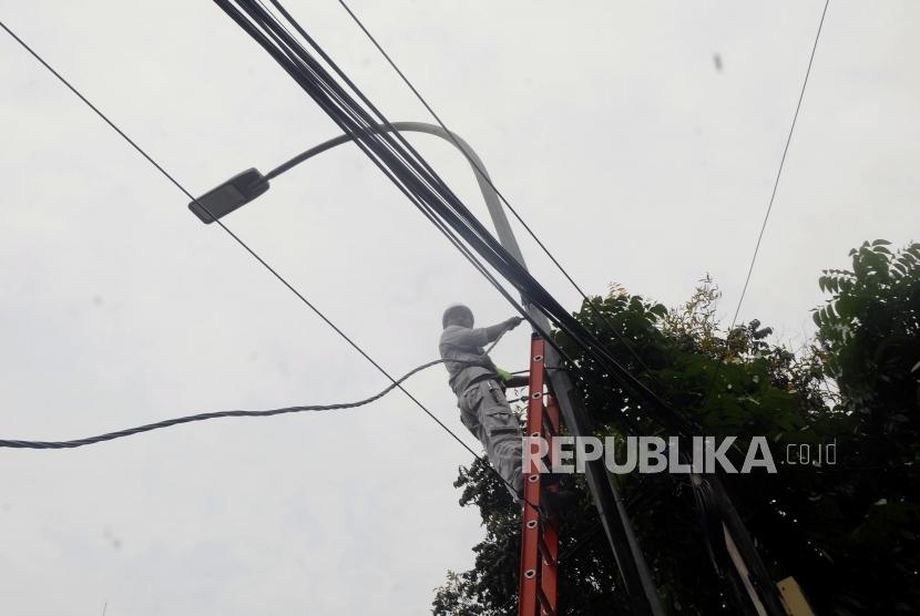 Penerangan Jalan Umum (PJU) (ilustrasi). Direktur Jenderal Perhubungan Darat Kemenhub Budi Setiyadi mengatakan telah menyiapkan anggaran sebesar Rp 2 miliar untuk pemasangan sarana lampu penerangan jalan umum (PJU) nasional di sepuluh titik yang ada di Lampung.