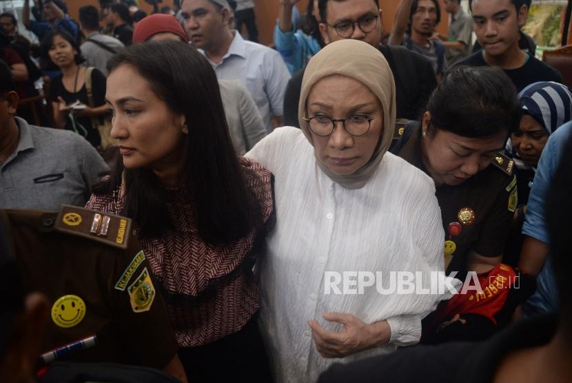 Terdakwa kasus dugaan penyebaran berita bohong atau hoaks Ratna Sarumpaet berjalan usai mengikuti sidang putusan di Pengadilan Negeri Jakarta Selatan, Jakarta, Kamis (11/7).