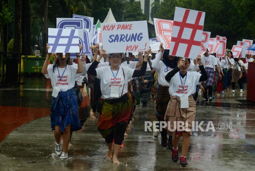  Festival Sarung Indonesia. Sejumlah peserta berjalan menggunakan sarung pada acara Festival Sarung Indonesia 2019 di Gelora Bung Karno, Jakarta, Ahad (3/3).