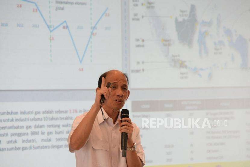 Wamen ESDM Archandra Tahar memberikan informasi terkait gas bumi pada acara peluncuran buku neraca gas bumi Indonesia 2018-2027 di Kantor Kementerian ESDM, Jakarta, Senin (1/30).