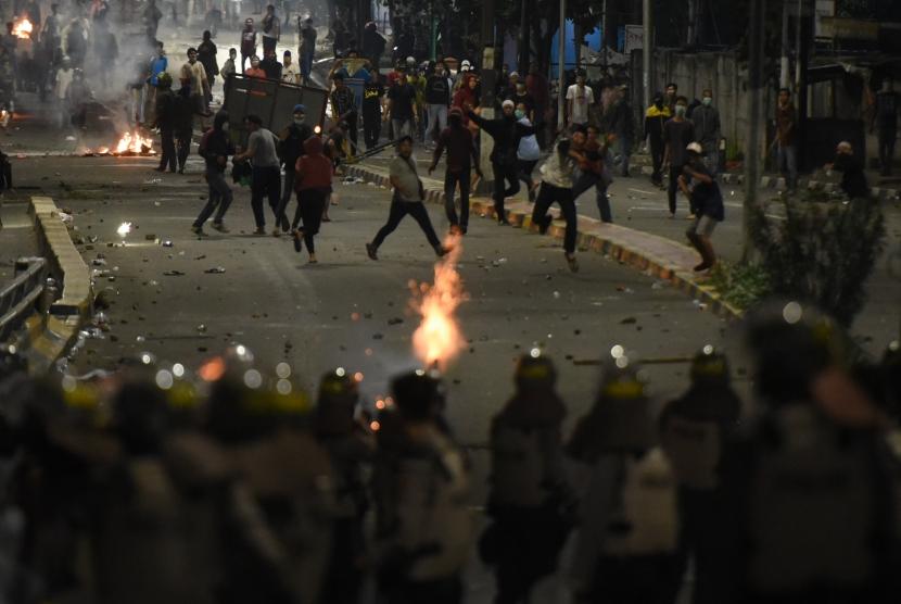 Sejumlah massa menyerang ke arah petugas kepolisian saat terjadi bentrokan Aksi 22 Mei di kawasan Slipi Jaya,  Jakarta, Rabu (22/5/2019).